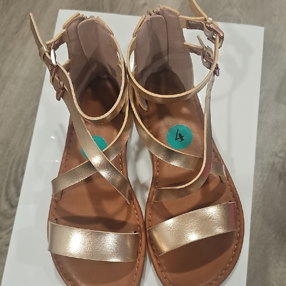 Elegant Gold Crisscross Sandals with Ankle Strap